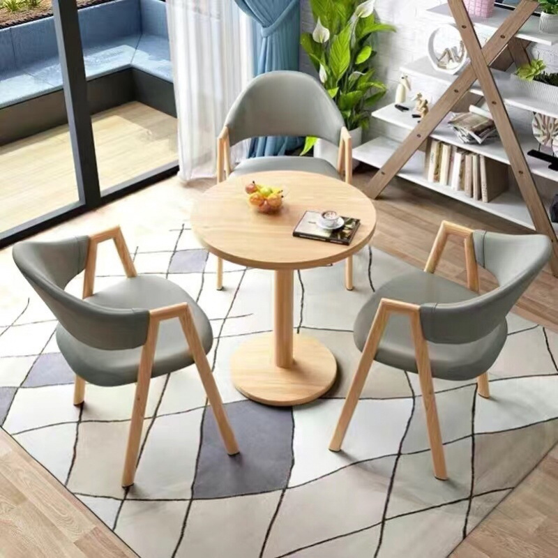 60개의 원형 테이블과 의자 3개, 밝은 회색 가죽