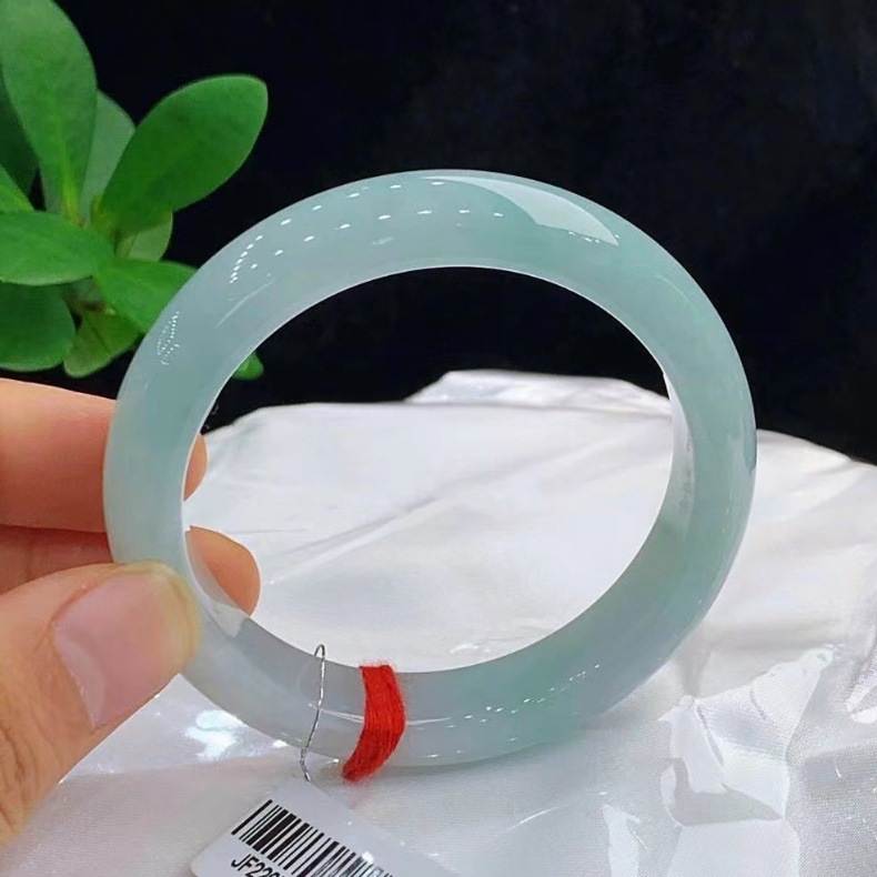 Vòng tay ngọc bích tự nhiên Myanmar băng băng xanh nhạt cao cấp chi tiết 3