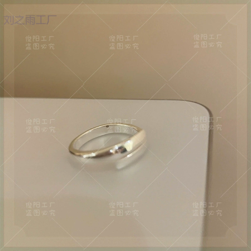 Matte ring, silver 925 sample, light luxury style, high-quality style, on index finger