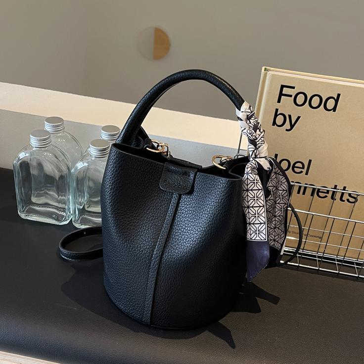 Simple y universal nicho bolso de cubo para mujeres 2025 nuevo bolso de hombro de moda casual súper caliente bolso de hombro portátil