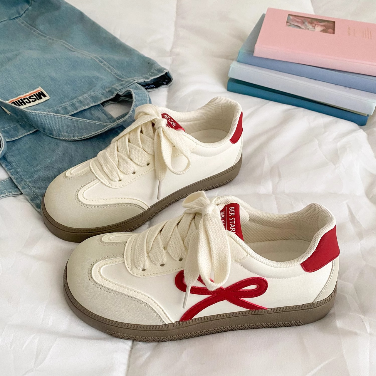 Retro nicho de fondo grueso zapatillas deportivas casuales de color para mujeres 2026 nuevo arco de primavera y verano zapatos blancos