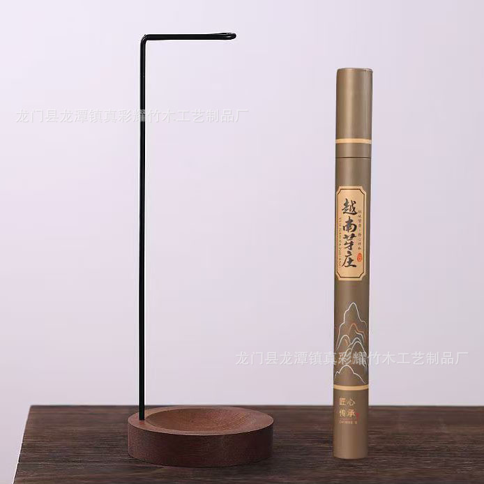 お香器の線香炉のお香を逆さまにかけて、家庭用室内のホノルルのお香を挿します。|undefined