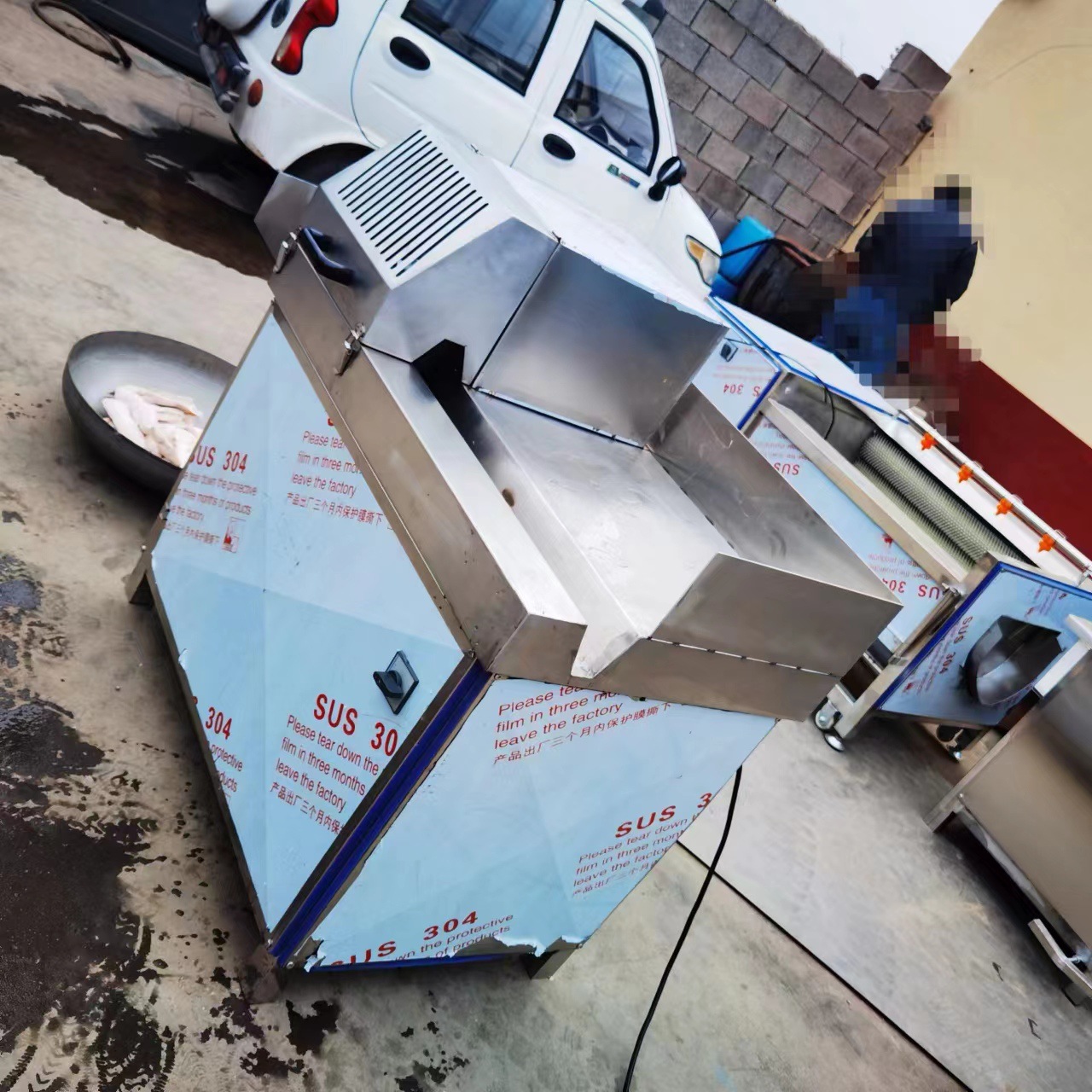 输送带式猪蹄劈半机 手动安全锯骨机冷冻猪脚切割锯