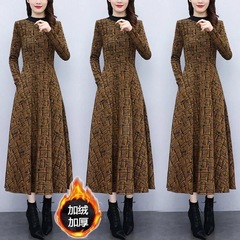 ベルベットの厚いワンピース秋冬の新しい高級婦人服の洋風のお母さんは長いスカートの防寒気質の冬のスカートを着ます。