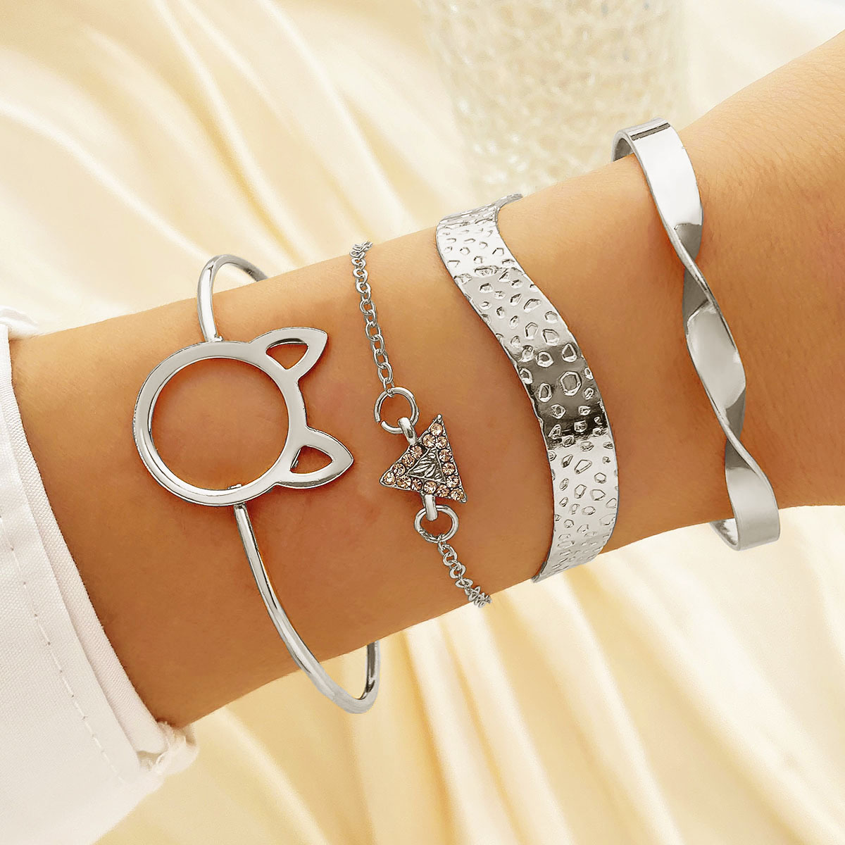 Minimalistisk armbåndssæt til kvinder med kat og diamantdetaljer_voghion.com