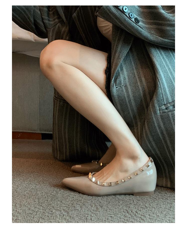 Versión de piel de oveja nuevo estilo de primavera y otoño francés remaches punta plana zapatos de mujer superficial en la boca de la altura de los zapatos de mujer de viaje universal