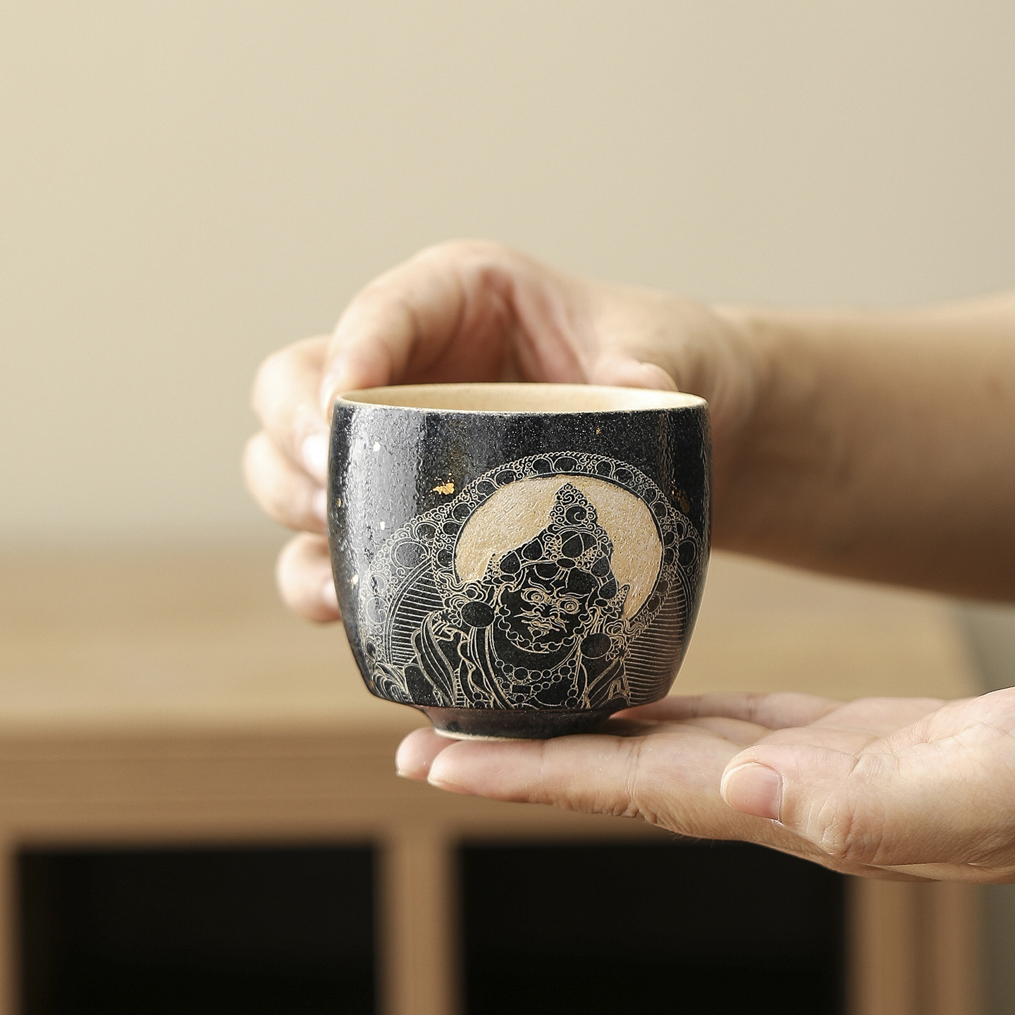 草木灰篆刻黄财神文茶杯唐卡佛系主人杯陶瓷品茗杯家用单杯闻香杯
