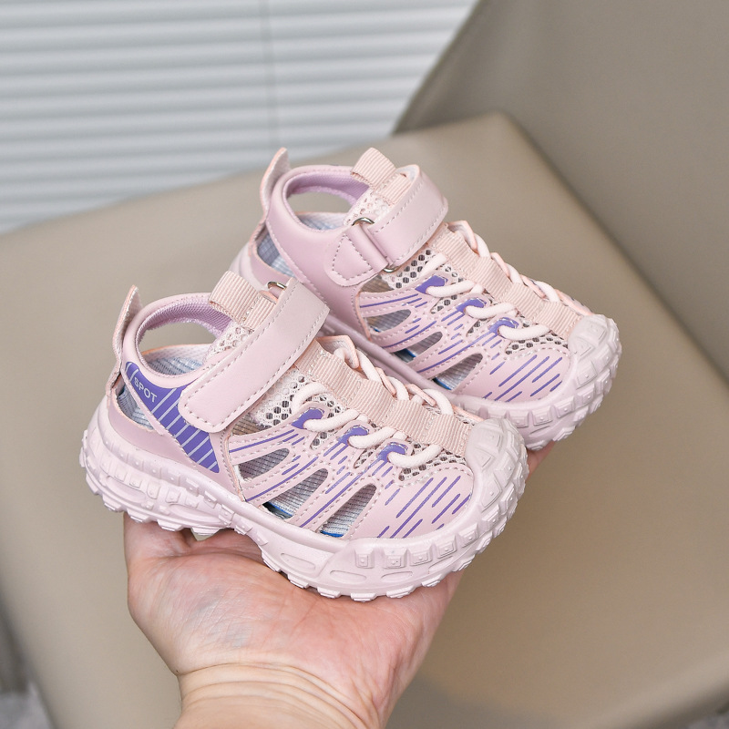 Sandalias deportivas al aire libre para niños 2025 verano nuevo estilo sandalias Baotou antideslizantes y transpirables zapatos de malla única para niñas suela suave