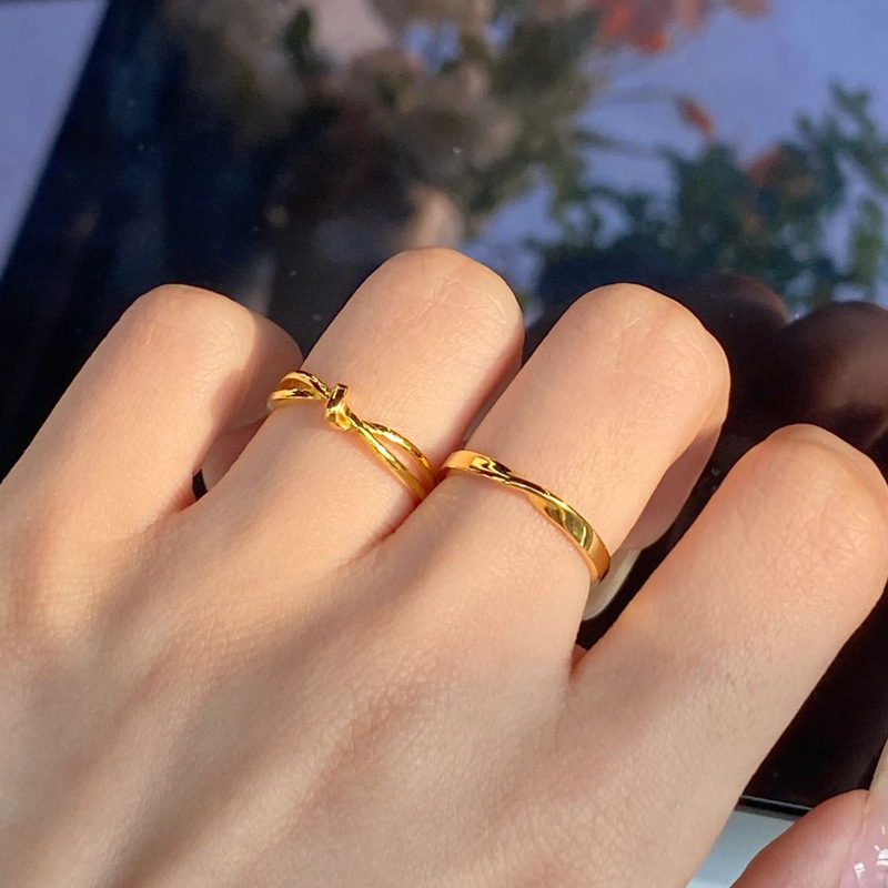 Simple and Stylish Gold Plain Ring, Light Luxury Women's Ring for Workplace Commuting, Versatile and Elegant, Minimalist Retro Rustic Ring