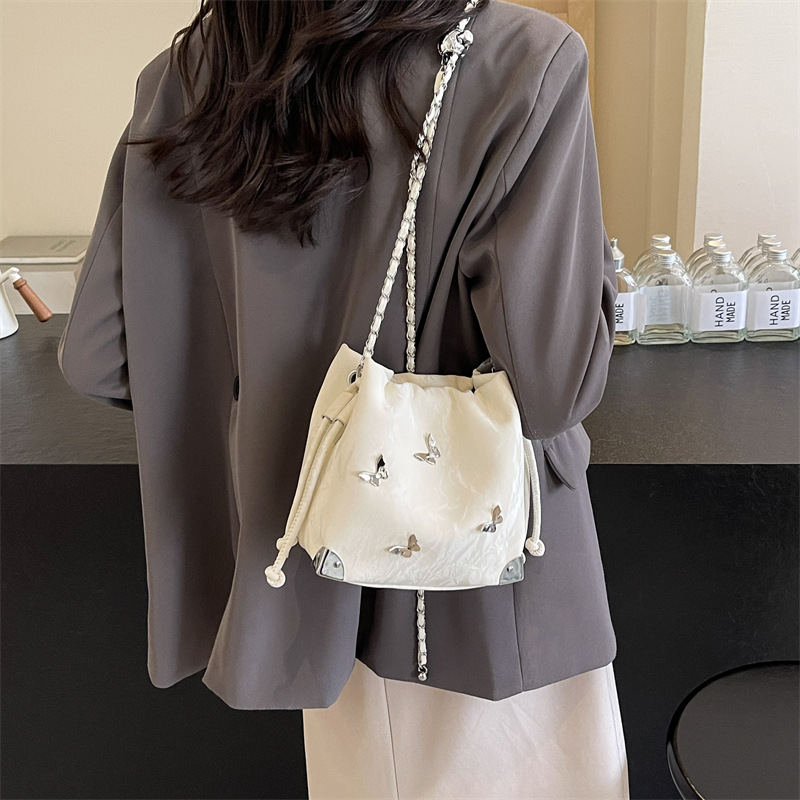 Bolsa de verano ultra caliente para mujeres 2024, nueva popularidad mariposa universal bolso de hombro en línea bolso de cubo