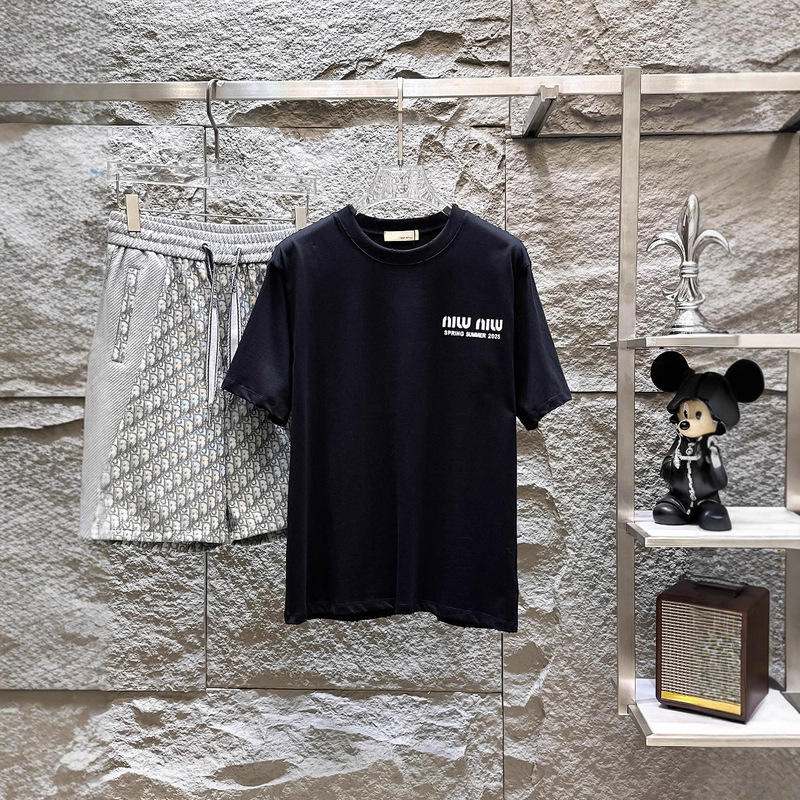 1.1 Correct Version 2025 Mengkou Mlb Miu Miu Miu Home Letter Logo Printed Blcg Round Neck Short-Sleeved T-Shirt for Men and Women 1.1 Correct Version 2025 Mengkou Mlb Miu Miu Miu Home Letter Logo Printed Blcg Round Neck Short-Sleeved T-Shirt for Men and Women
