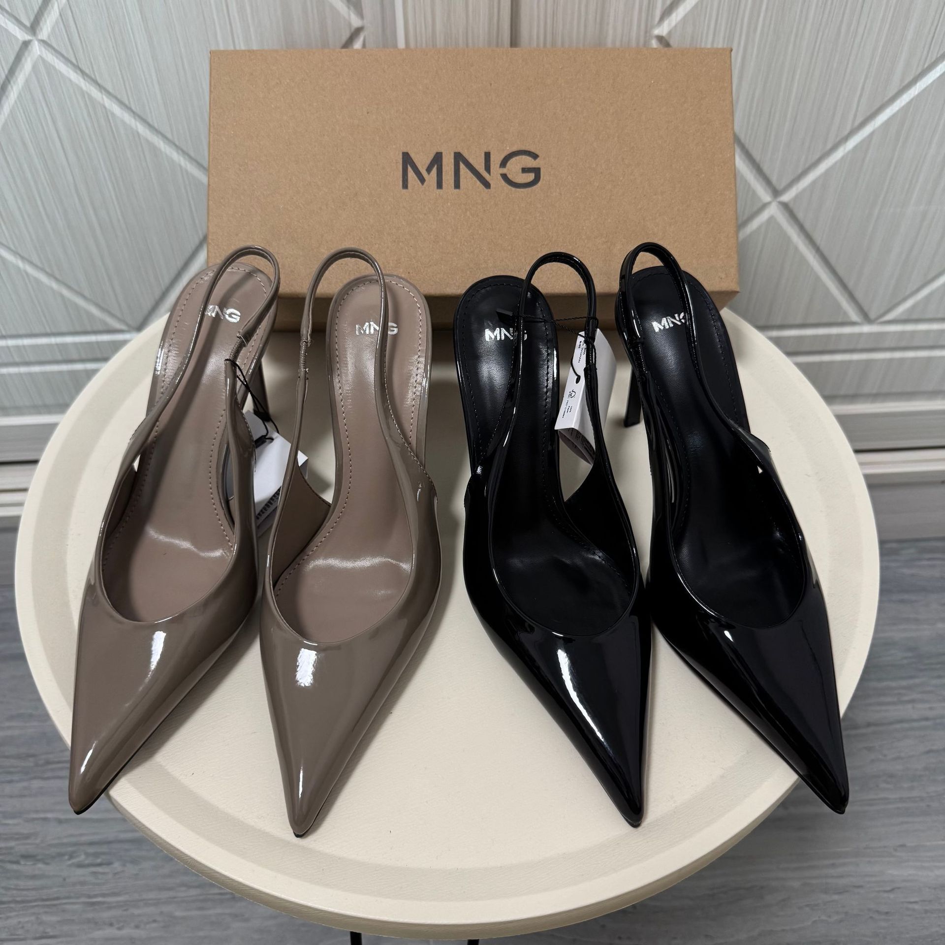Elegant shoes made of patent leather pointed-toe low-cut stiletto…