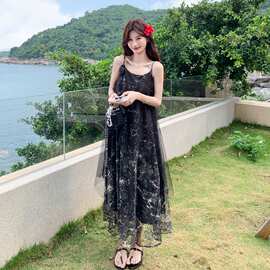 法式度假风黑色吊带连衣裙女2026夏季新款收腰显瘦超仙蛋糕长裙