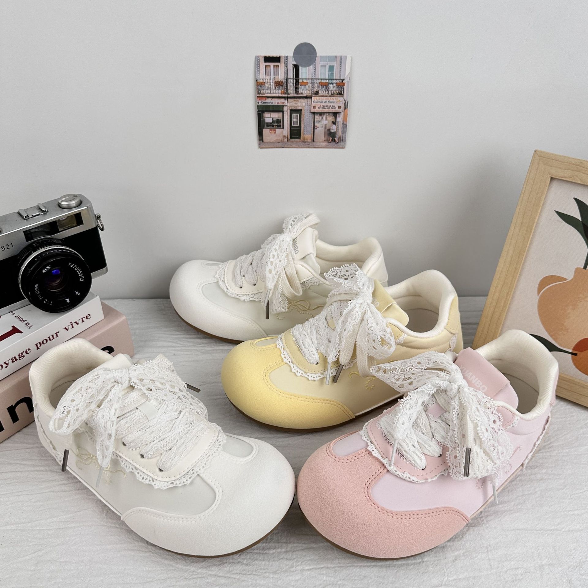 Zapatos blancos de ondas distantes de 2025 mujeres de verano ballet de encaje de zapatos de entrenamiento de estilo alemán, zapatos de skate casuales de nicho