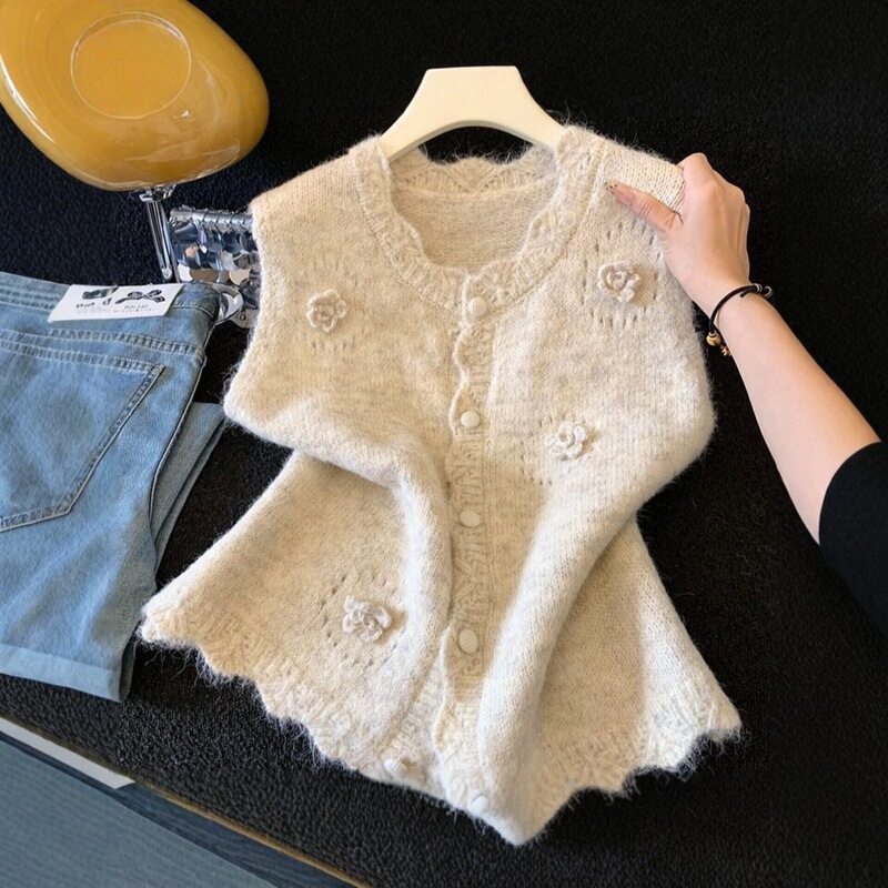 Korean-style fashion, three-dimensional floral design, sleeveless knitted vest for women, new winter collection, high-end layered look, slimming effect