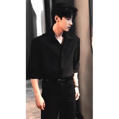 白敬亭と同じ黒いシャツの男性の高級感のあるごろつきのハンサムな長袖シャツの中には、cleanfitコートを重ねて着ています。