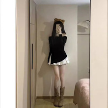 2024���b�¿��������e������ɫһ�ּ�¶�粻Ҏ�tᘿ���T��Ů��
