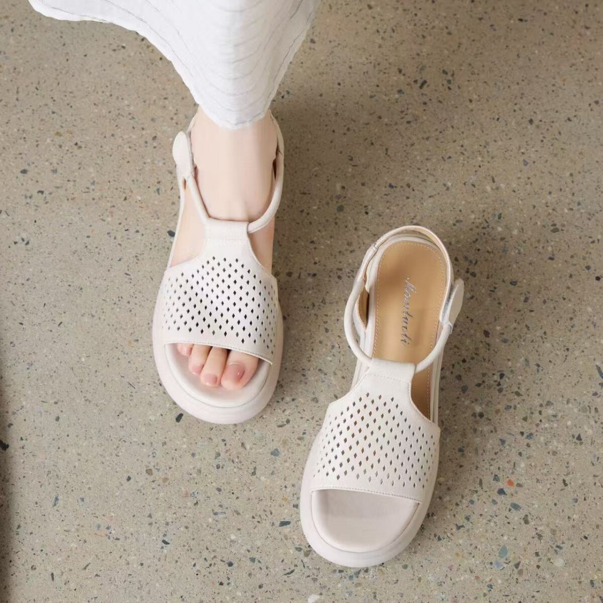 Sandal nữ da thật mũi hở gót vuông đế dày tăng chiều cao — màu đen