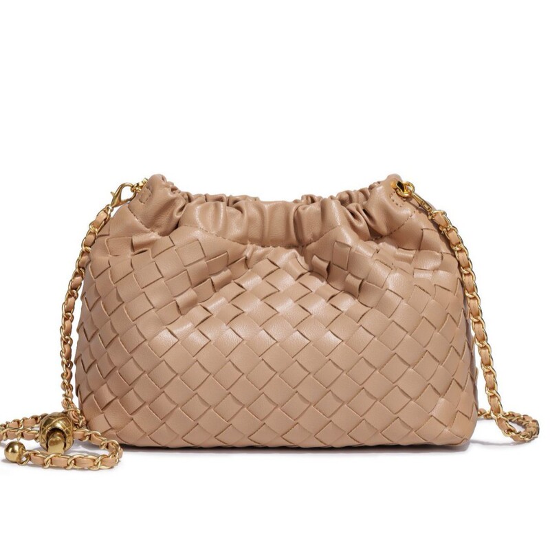 Hand-woven new cloud bag simple metal chain shoulder bag fashion niche design exquisite diagonal women's bag Hand-woven new cloud bag simple metal chain shoulder bag fashion niche design exquisite diagonal women's bag