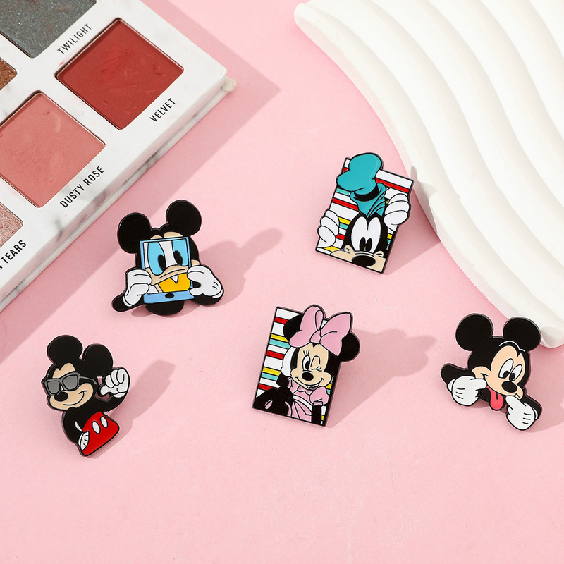 Creative classic European and American animation Mickey Mouse cartoon brooch cute Mickey Minnie funny metal badge accessories