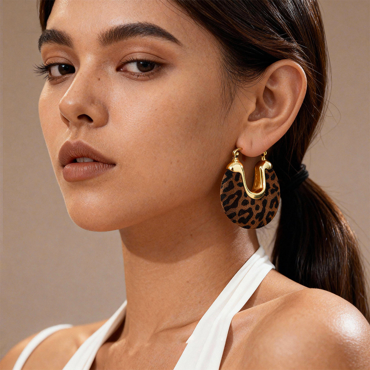Otoño y invierno de Europa y los EE.UU. botones de aretes de aretes de aretes de nicho de alta calidad retrógrada en forma de U