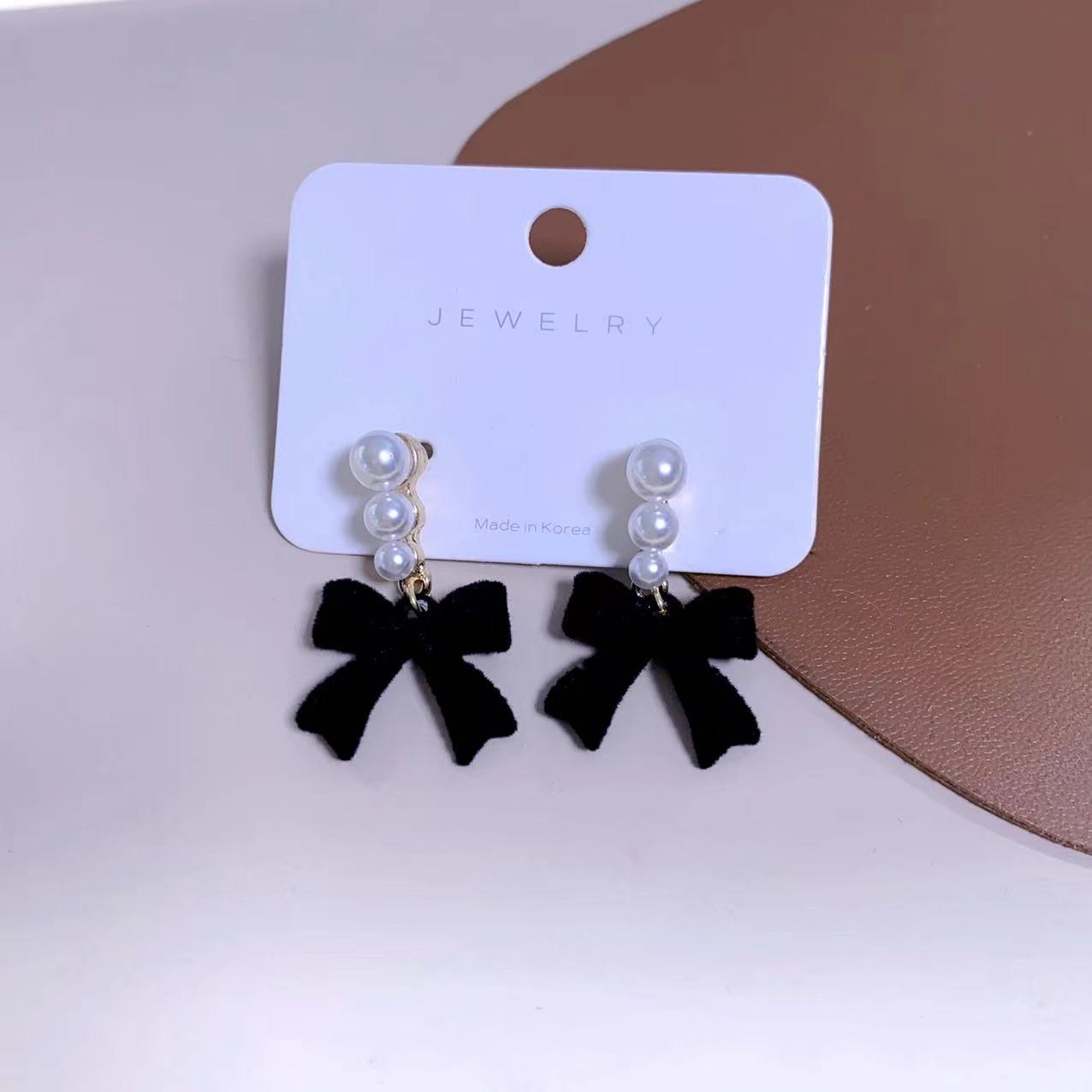 S925 aguja de plata Corea del Sur vintage rojo flocado arco pendientes de perlas pendientes nicho luz de lujo pendientes de felpa