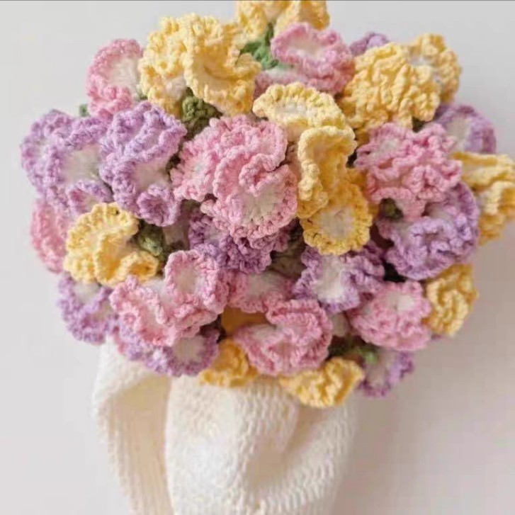 【完成品・在庫あり】ガールフレンドへのギフトとして、手作りの毛糸で編んだバラの花が付いた花束ブランケット完成品|undefined