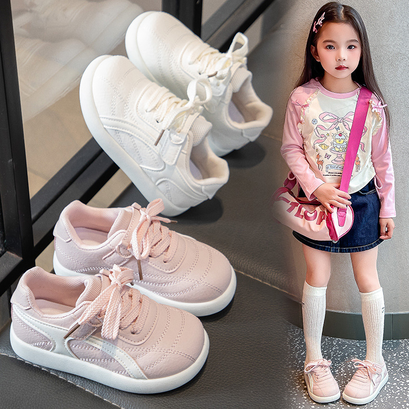 Zapatos deportivos de niñas estudiantes pequeños zapatos blancos versátiles primavera y otoño 2026 nuevos zapatos de skate para niños con suela suave zapatos casuales para niños