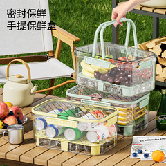 キャンプの屋外では新鮮な箱を持っています。