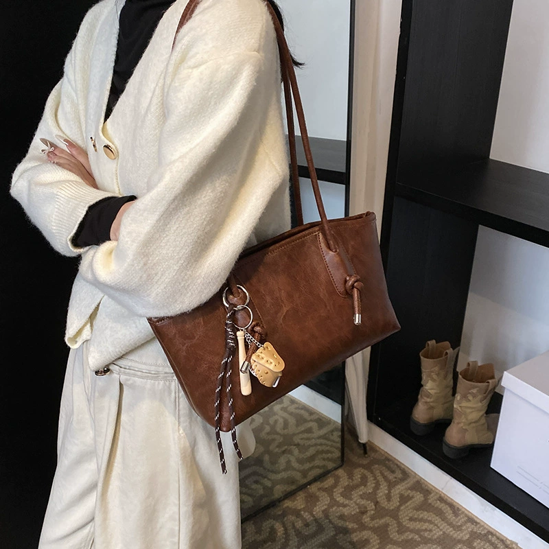 Winter universal capacious shoulder bag, one-shoulder bag for leisure, high-end