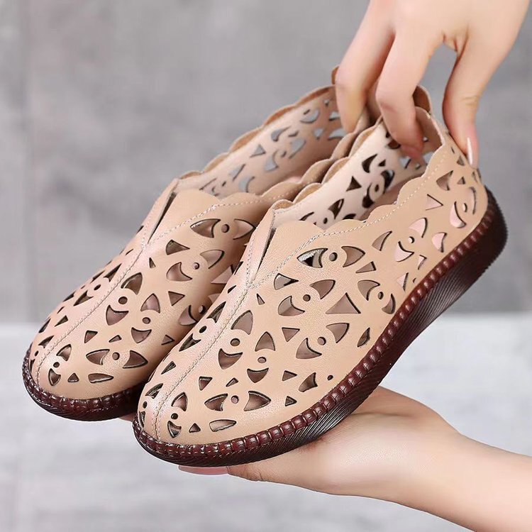 2022 Summer Breathable Hollow Mom Sandals Women's Flat Round Toe Soft Sole Large Size 42 Middle-Aged and Elderly Women's Crocs