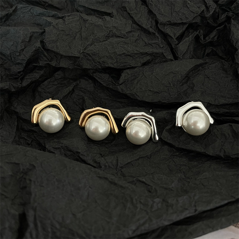 1 Pair Simple Style Geometric Solid Color Plating Imitation Pearl Ear Studs display picture 4