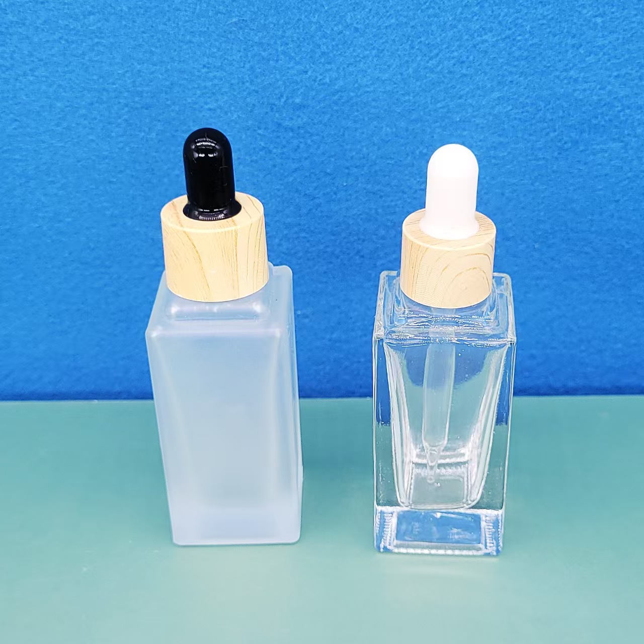 Botella de base líquida de vidrio cuadrado Botella de leche cuadrada transparente glaseada BB Crema de aislamiento Cuatro cuadrados Botella de spray Botella de vidrio
