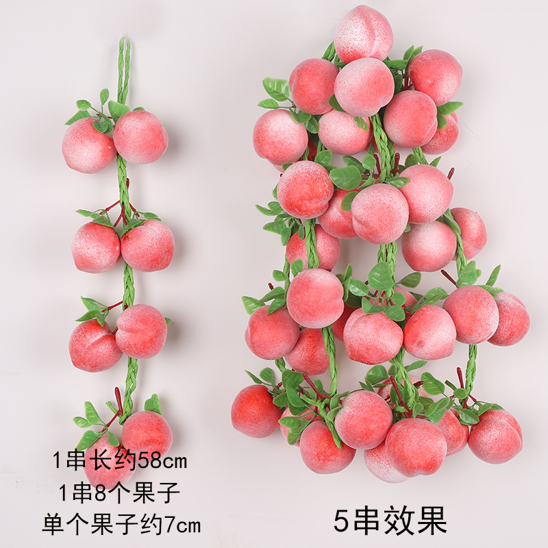 잎이 달린 복숭아 한 다발