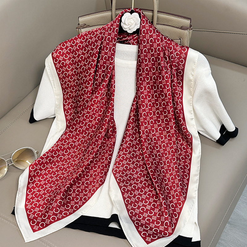 빨간색 배경 흰색 C