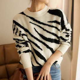 2023秋冬加厚洋气黑白时髦斑马纹非羊毛羊绒 宽松圆领套头毛衣