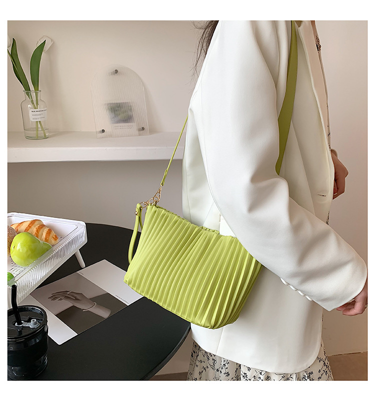 Spring And Summer New Pleated Solid Color Messenger Bucket Bag 29*16.5*12 display picture 3