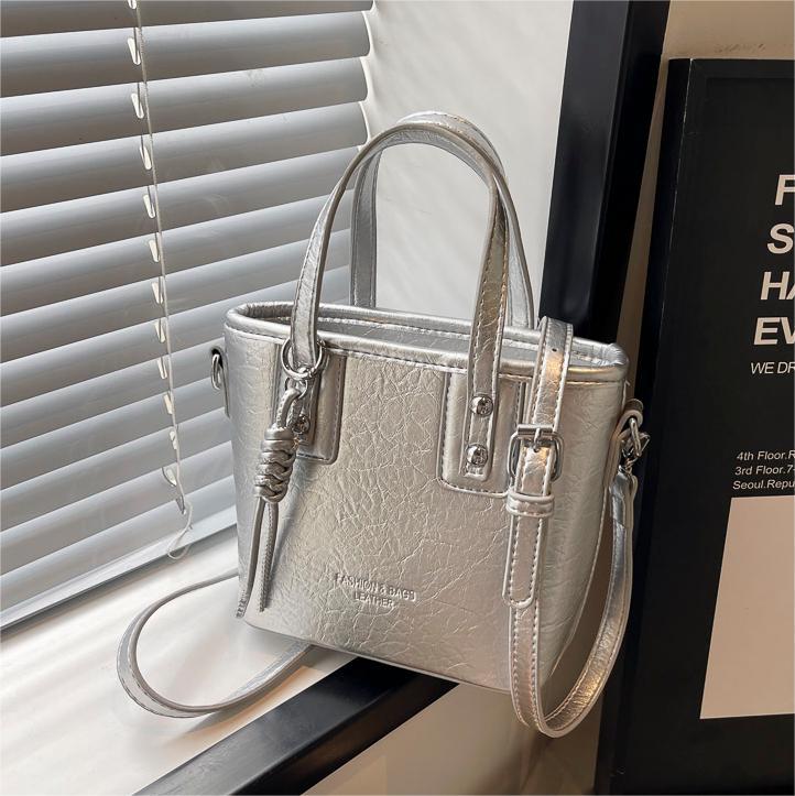 Bolsa de balde plegable de moda extranjera 2024 nueva bolsa de mujer simple bolsa de hombro universal nicho alta sensación de mochila