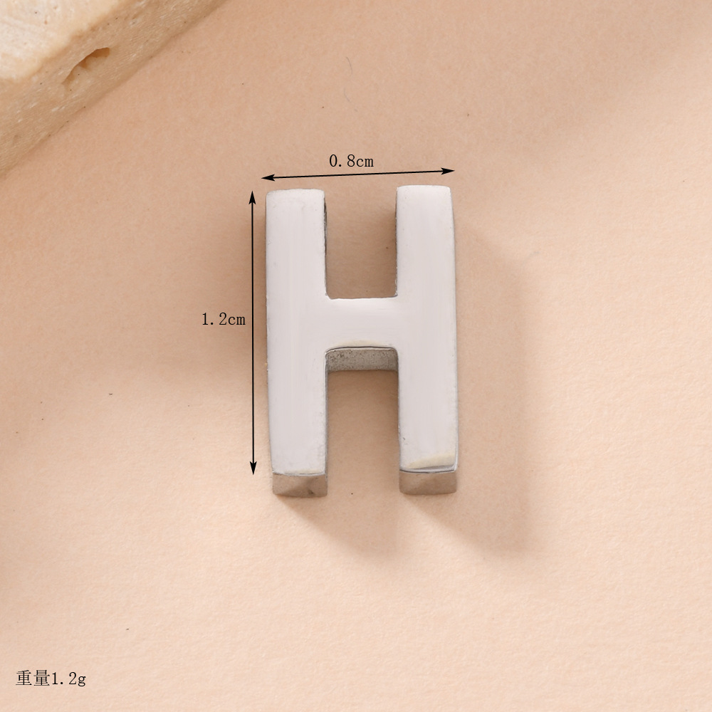 Venta caliente transfronteriza 26 letras inglesas colgantes de agujero recto collar de acero inoxidable colgantes accesorios de letras de bricolaje fabricantes de joyas