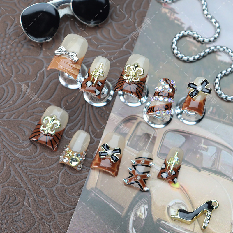 Short Handmade Wearable Nails Pmma Hand-Painted Autumn and Winter Almond-Shaped Nail Tips with Chrome Hearts Chanel-Style Rivets Short Handmade Wearable Nails Pmma Hand-Painted Autumn and Winter Almond-Shaped Nail Tips with Chrome Hearts Chanel-Style Rivets