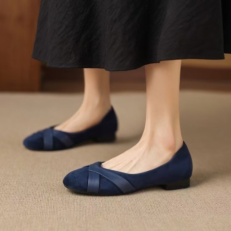 2026 primavera y verano nicho color cruzado cabeza redonda plana perezosa un pedazo de zapatos de moda de mujer