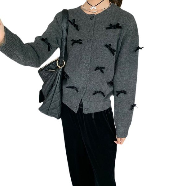 Design cute fitted knitted sweater with bow with a round collar