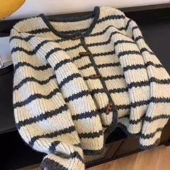 ヨーロッパの商品のレトロなストライプのニットのコートの女性の秋冬と怠惰な風の牛の角はvネックのゆったりしている短いセーターのカーディガンを掛けます。