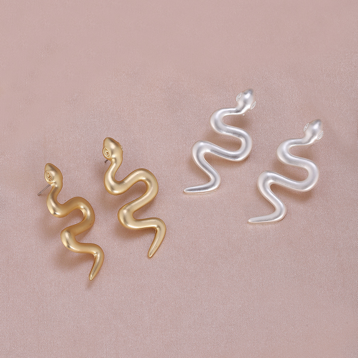 2023 nuevos pendientes de metal pendientes de serpiente mate pendientes de moda de personalidad europea y americana populares pendientes de serpiente dorada