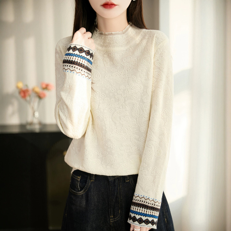 Ladies' lace-trimmed knitted top with jacquard cuffs, perfect for spring and autumn, offering a gentle and elegant look, versatile long-sleeved base layer, stylish and chic