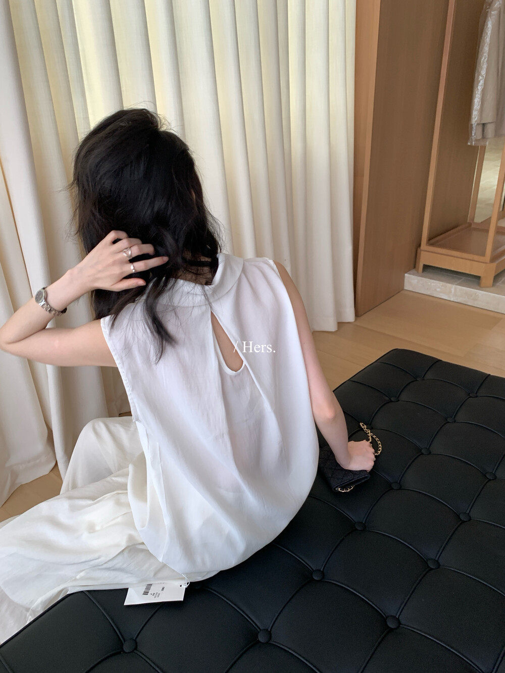 Áo sơ mi nữ không tay cổ bẻ phong cách công sở thiết kế rộng — màu đen, trắng ngà, màu vàng chi tiết 4