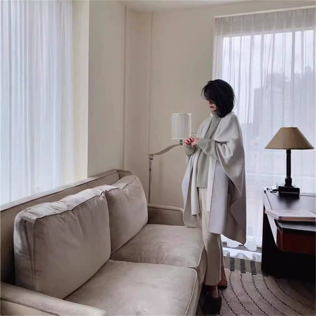 Двусторонняя шаль-пальто 2024 года в дизайнерском стиле, двухцветная (белый и серый), модная, собственного дизайна, рекомендуемая, ручной работы.