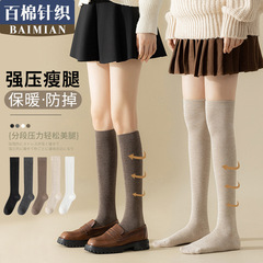 現物卸売りのふくらはぎの靴下の女性はやせています。