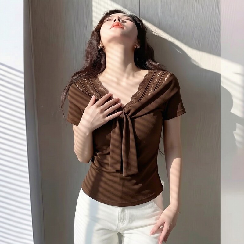 Áo thun nữ cổ V tay ngắn ren phối viền, dáng ôm sát, phối hợp đa năng — màu đen chi tiết 1