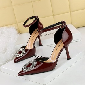8323-K62 Fashionable pointed thin heel high-heeled shoes with patent leather glossy surface, hollow rhinestone round buc